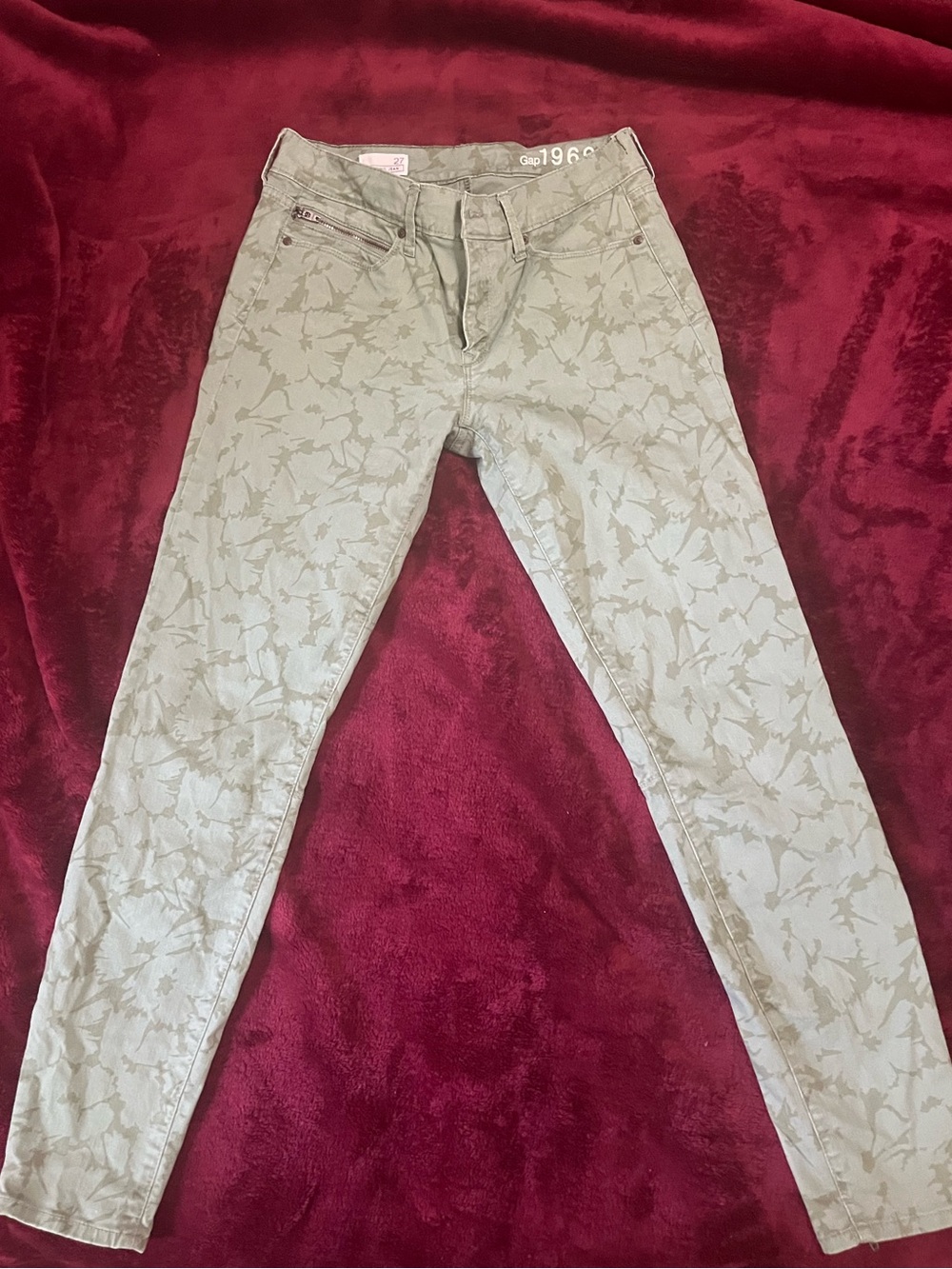 GAP Women’s Skinny Jeans in Light Olive Leaf Print